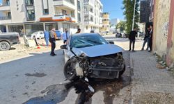Otomobil ile kamyonet çarpıştı: 1’i ağır 2 yaralı