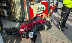 Motosiklet çocuğa çarpıp iş yerine daldı: 1 yaralı