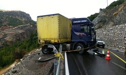 Kontrolden çıkan tır bariyerlerde askıda kaldı