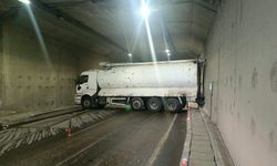 Yakıt tankeri tüneli kilitledi