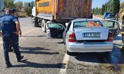 Otomobil kamyonunun altına girdi: 2'si ağır 3 yaralı