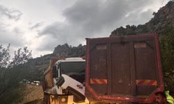 İki kamyon çarpıştı: 2 yaralı