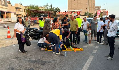 Ehliyetsiz sürücü, motosikletiyle otomobile çarptı: 2 yaralı