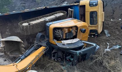 İş makinesi yüklü kamyon devrildi: 2 yaralı