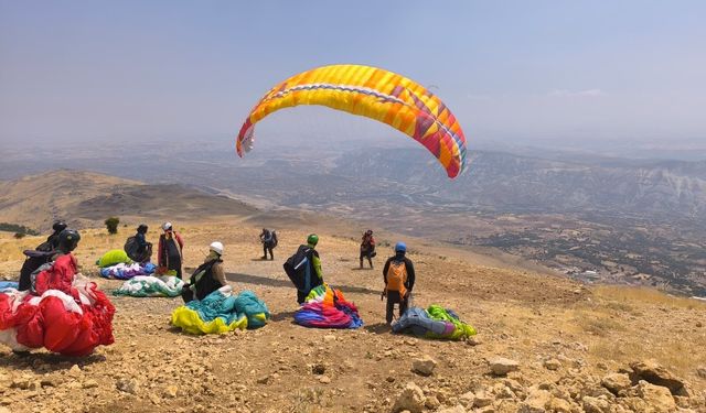 Tut'un zirveleri paraşütçülere ev sahipliği yapıyor