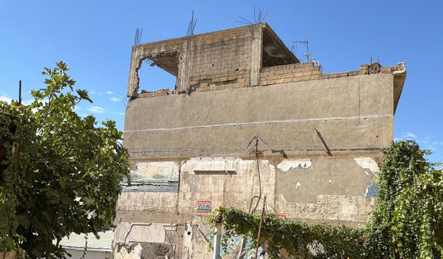 Adıyaman'da hasarlı binalar korkutuyor