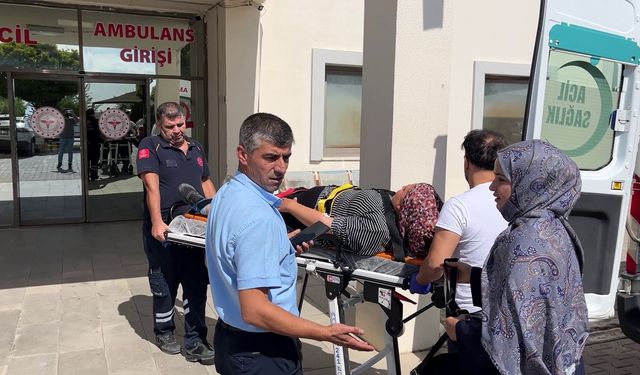 Hafriyat kamyonu ile otomobil çarpıştı: 3 yaralı