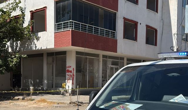 Hasarlı bina deprem sonrası korkuttu
