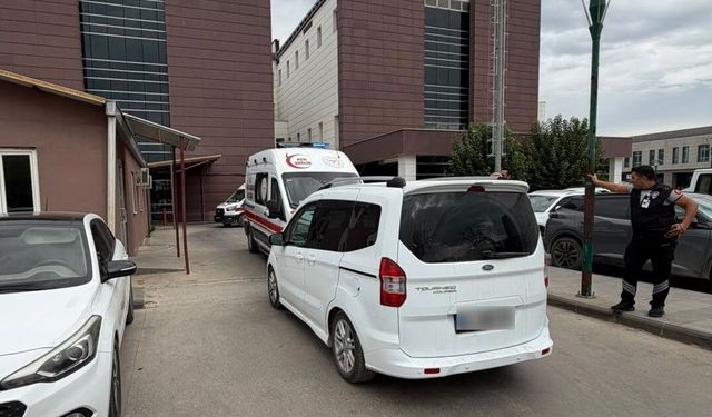 Ambulans girişine park eden sürücü tepkilere neden oldu