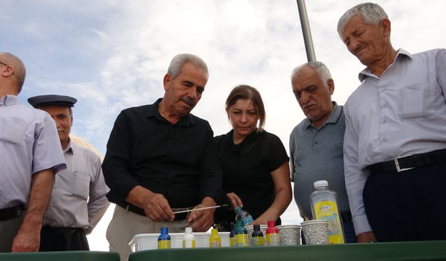 Yaşlılar ebru sanatıyla kendi eserlerini ortaya çıkardı