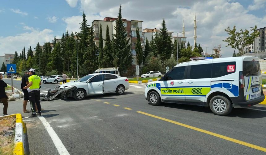 Otomobil ile motosiklet çarpıştı: 1 yaralı