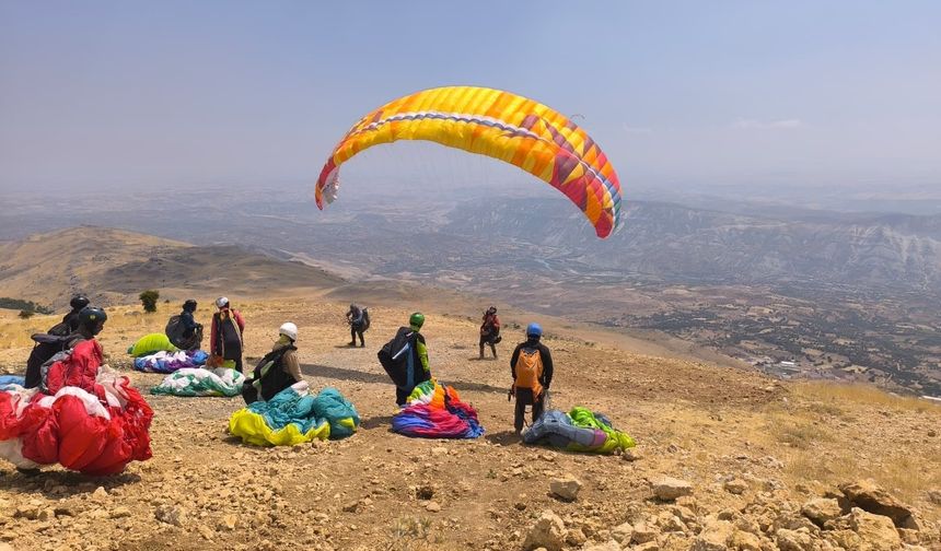 Tut'un zirveleri paraşütçülere ev sahipliği yapıyor