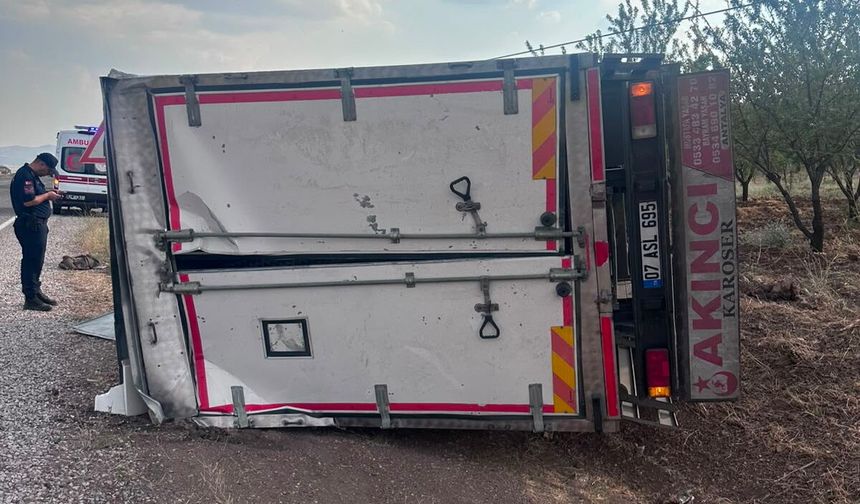 Adıyaman’da kamyon devrildi: 1 yaralı