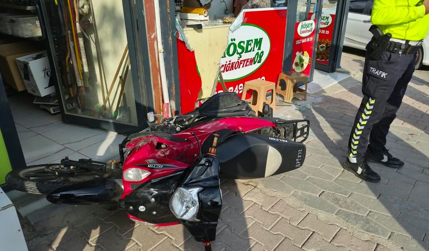 Motosiklet çocuğa çarpıp iş yerine daldı: 1 yaralı
