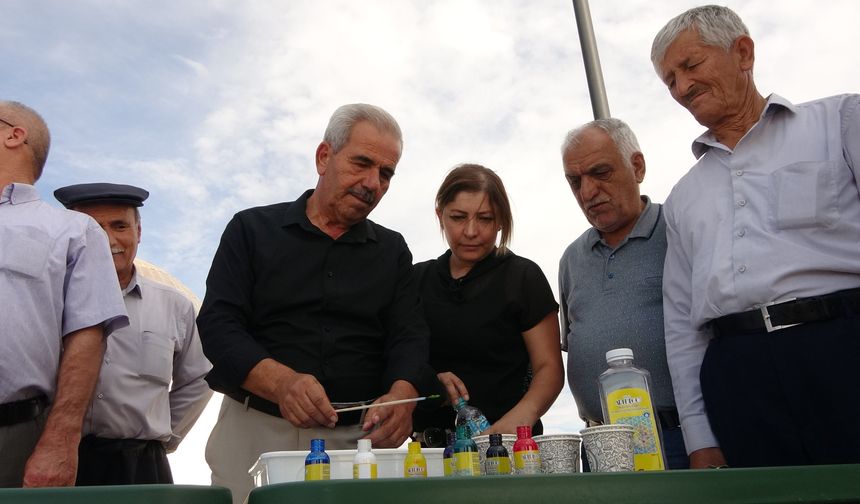 Yaşlılar ebru sanatıyla kendi eserlerini ortaya çıkardı