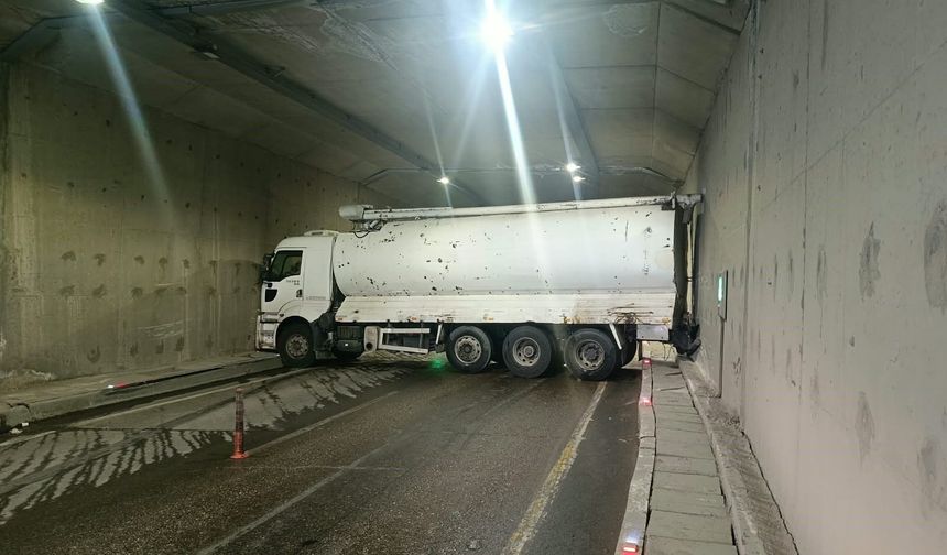 Yakıt tankeri tüneli kilitledi