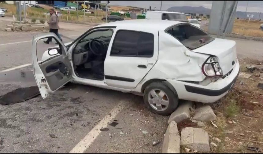 İki otomobil kafa kafaya çarpıştı: 5 yaralı