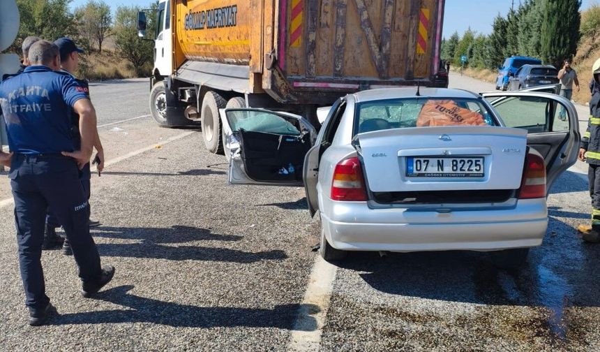 Otomobil kamyonunun altına girdi: 2'si ağır 3 yaralı