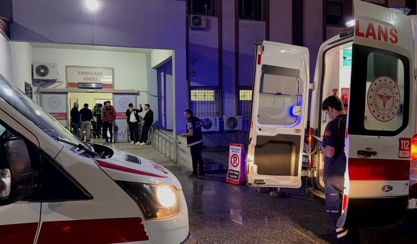 Elektrik işçilerine araç çarptı: 1’i ağır 2 yaralı