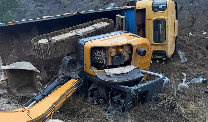 İş makinesi yüklü kamyon devrildi: 2 yaralı