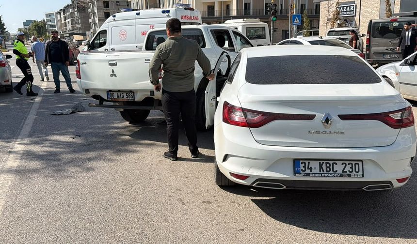 İki kamyonet ile iki otomobil çarpıştı: 1 hafif yaralı