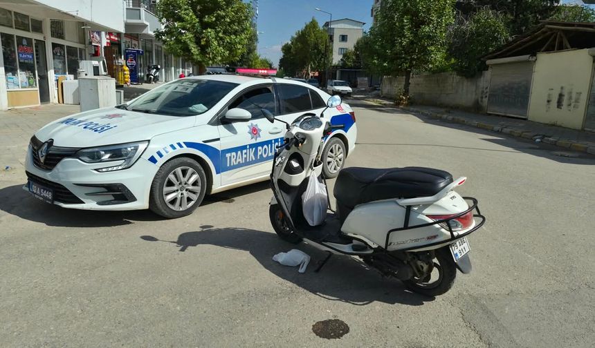 Kamyonet ile motosiklet çarpıştı: 2 yaralı